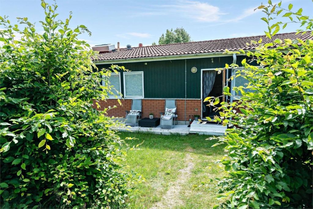 Gården med trampolin
