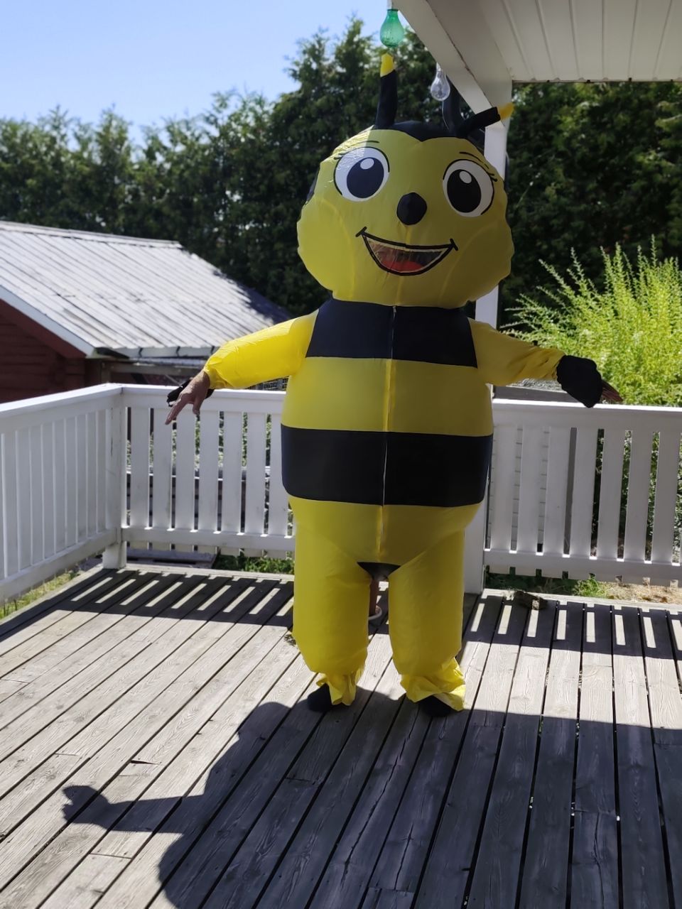 Glad drönare i kostym